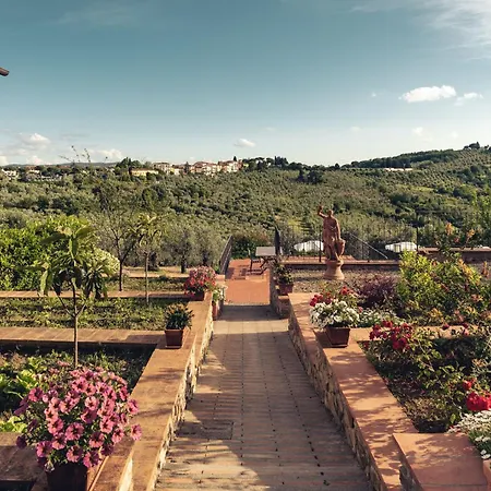 אתר נופש Relais Olmo - Place Of Charme 4*